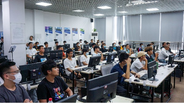 高考后的“硬核”选择：拿下无人机执照，拥抱低空经济新机遇！