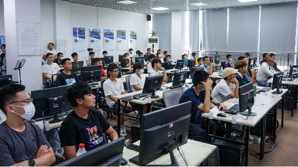新年启幕，体育投注三亿体育无人机培训热潮涌动，低空经济乘势上扬